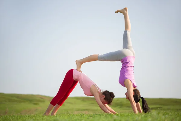 Yoga yapan çift — Stok fotoğraf