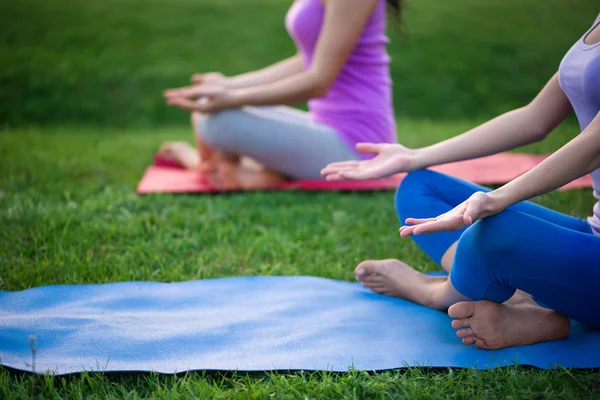 Par som gör yoga — Stockfoto