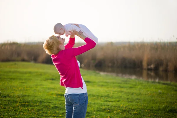 Mutter mit Baby — Stockfoto