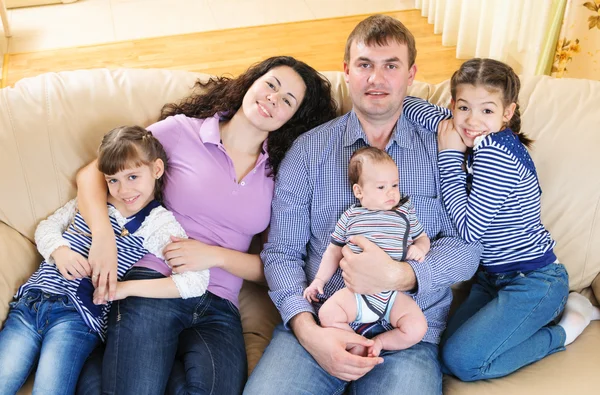 Glückliche Familie — Stockfoto