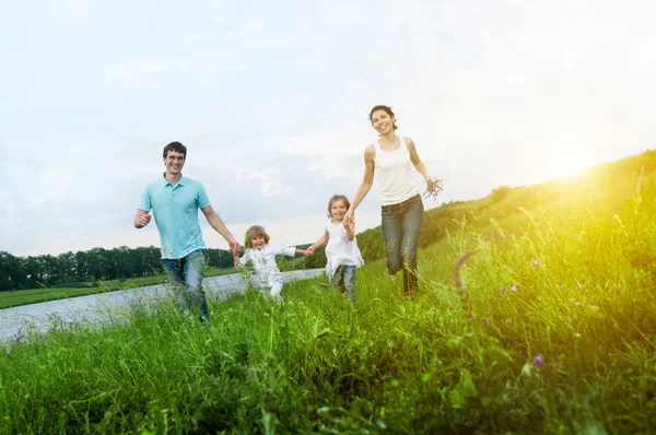 Familia feliz divirtiéndose al aire libre —  Fotos de Stock