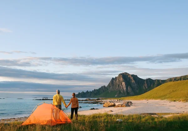 Casal acampar — Fotografia de Stock