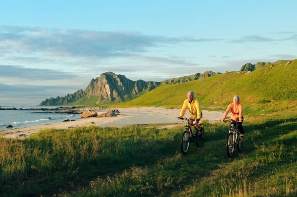 Ciclismo en pareja — Foto de Stock