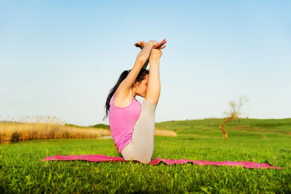 Frau macht Yoga lizenzfreie Stockfotos
