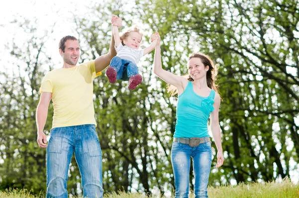 Famiglia felice divertirsi all'aperto Fotografia Stock