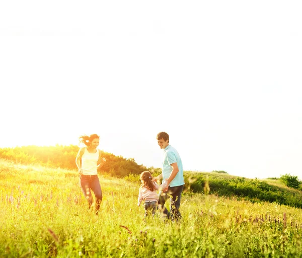 Família feliz se divertindo ao ar livre — Fotografia de Stock