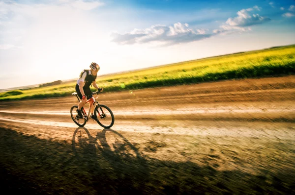 Homem de bicicleta em movimento — Fotografia de Stock