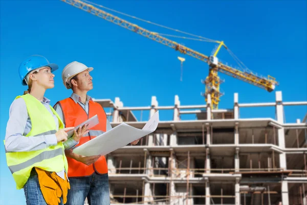 Foreman en ingenieur met blauwdrukken — Stockfoto