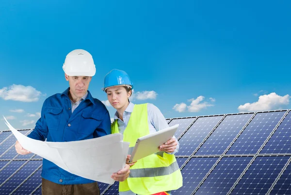Engineers installing solar panels — Stock Photo, Image