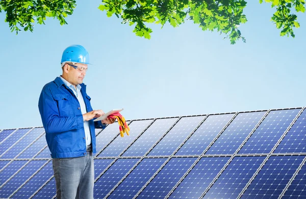 Engineer installing solar panels — Stock Photo, Image