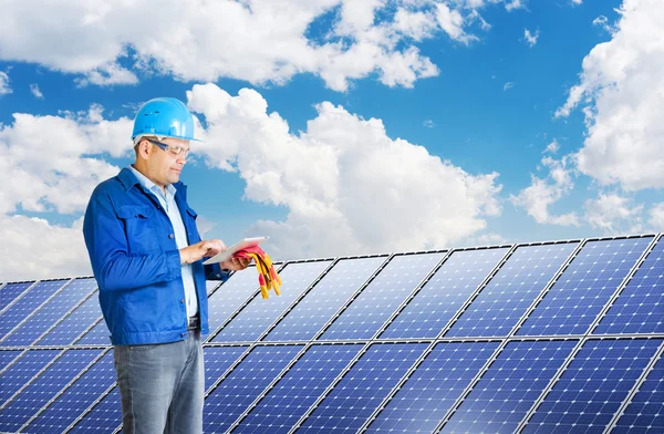 Inženýr instalaci solárních panelů — Stock fotografie