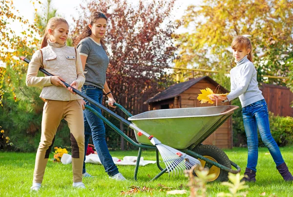 Familjen trädgårdsskötsel — Stockfoto