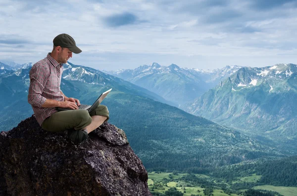 Man aan het werk buitenshuis — Stockfoto