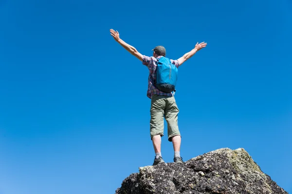 Mann beim Wandern — Stockfoto