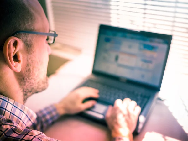 Man werkt op de computer — Stockfoto