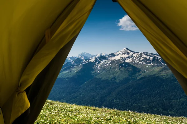 Zelten in den Bergen — Stockfoto