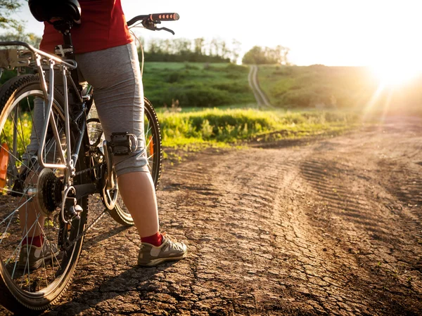 Kvinna cykling på sommaren — Stockfoto