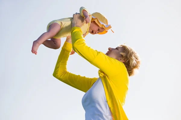 Mère avec bébé à l'extérieur — Photo