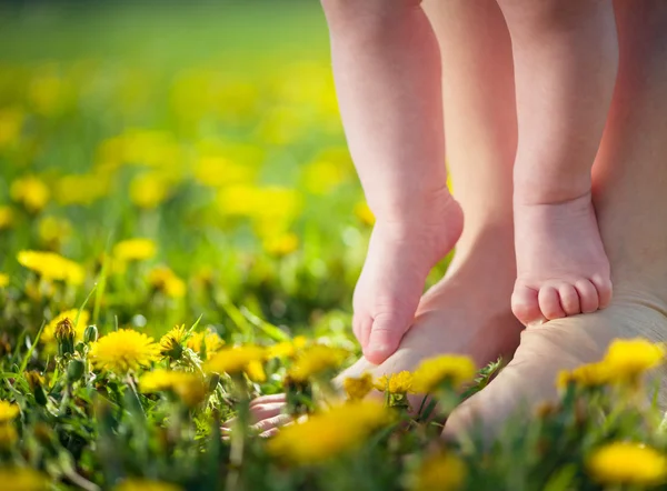 Baby mit Mutter — Stockfoto