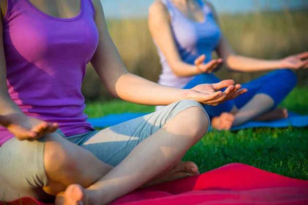 Par som gör yoga — Stockfoto