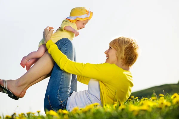 Mutter mit Baby beim Spielen — Stockfoto