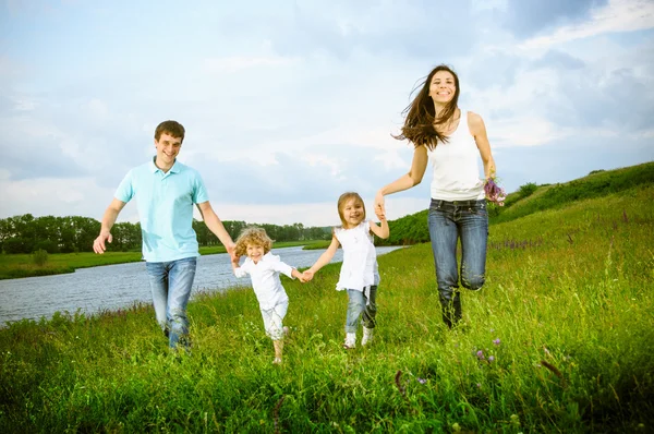 Familj utomhus — Stockfoto