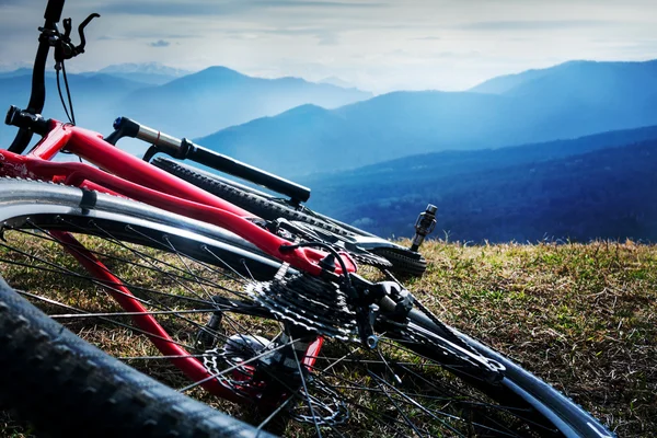 Ciclismo nas montanhas — Fotografia de Stock
