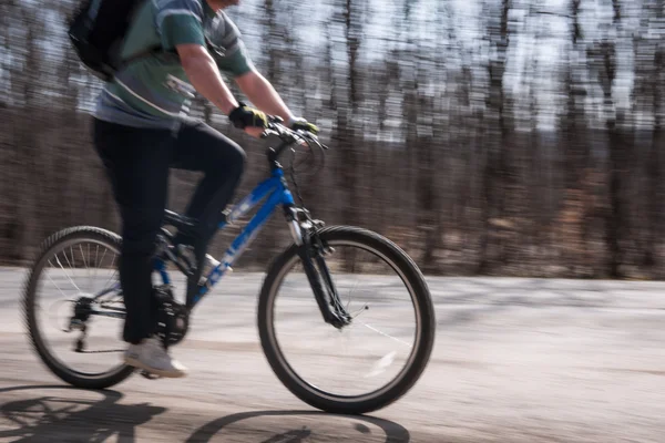 Cyklist i rörelse — Stockfoto