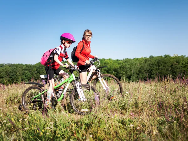 Familie fietsen in de zomer — Stockfoto