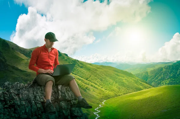 Man aan het werk buitenshuis — Stockfoto