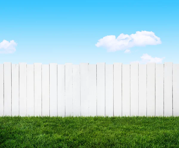 Recinzione da giardino bianca — Foto Stock