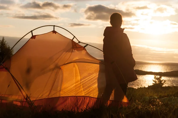 Camping in de buurt van zee in Noorwegen — Stockfoto