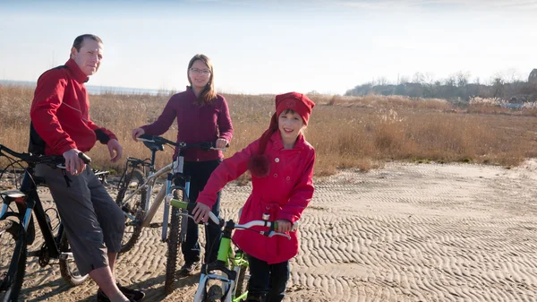 Familie fietsen — Stockfoto