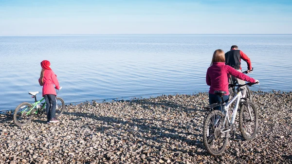 Familie radelt am Meer — Stockfoto