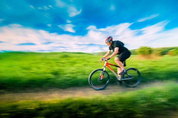 Hombre ciclismo en movimiento — Foto de Stock