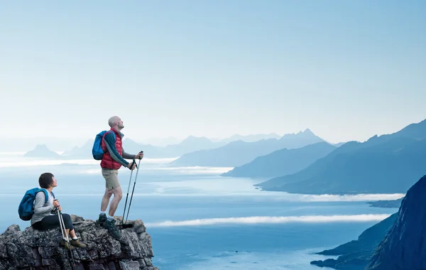 Paar wandelingen — Stockfoto