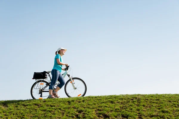 Donna in bicicletta all'aperto — Foto Stock