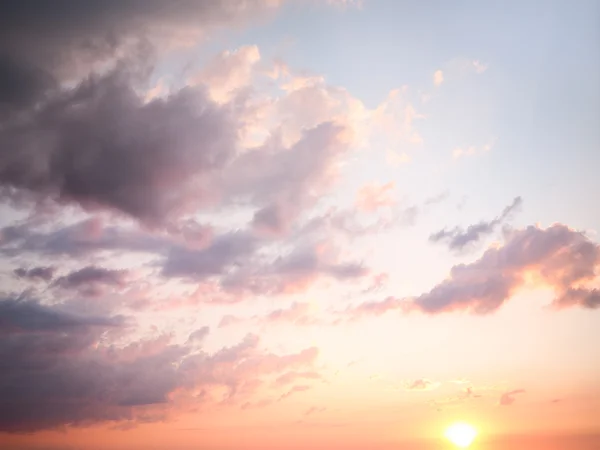 Bewölkter Sonnenuntergang — Stockfoto