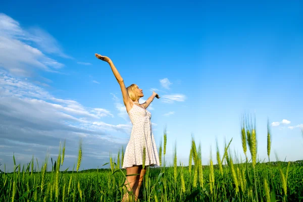 Junge Frau im Freien — Stockfoto