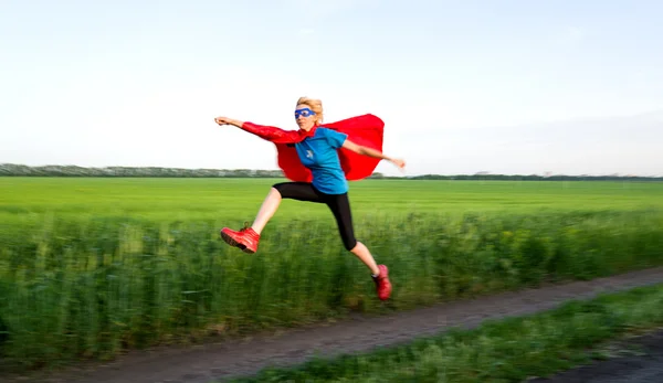 Dívka chová jako super hrdina — Stock fotografie
