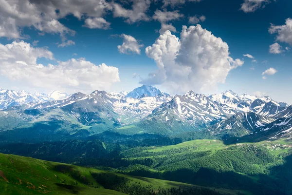 Paesaggio di montagne — Foto Stock