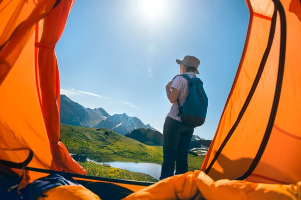 Mulher acampar em montanhas — Fotografia de Stock