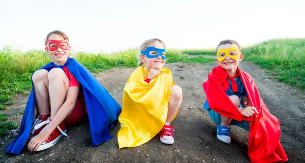 Kinderen gedraagt zich als een super held — Stockfoto