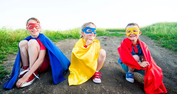 Enfants agissant comme un super héros — Photo