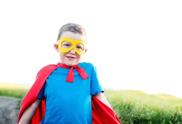 Kind gedraagt zich als een super held — Stockfoto