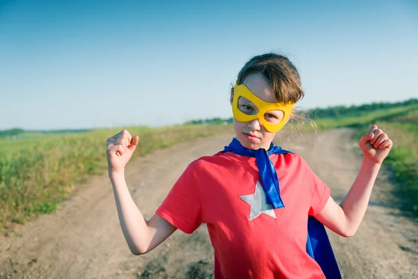 Kind gedraagt zich als een super held — Stockfoto