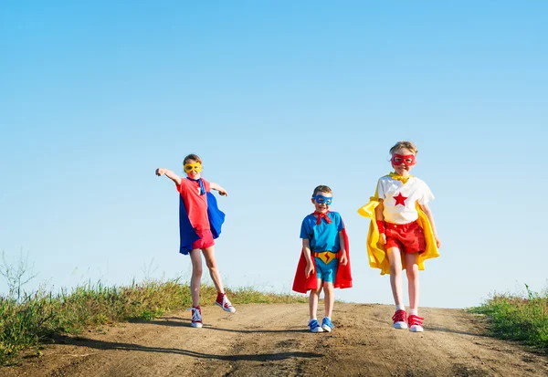 Enfants agissant comme un super héros — Photo