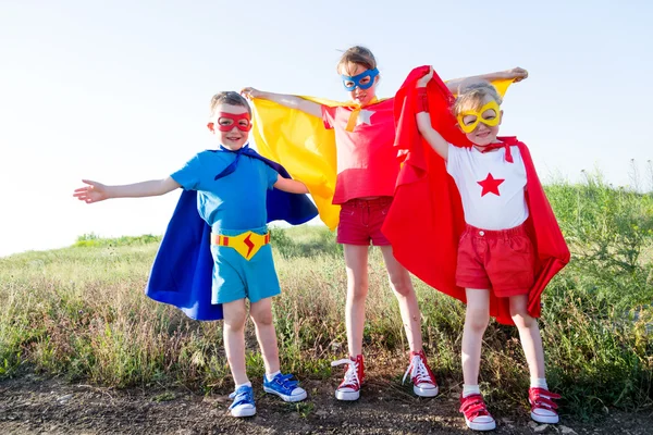 Enfants agissant comme un super héros — Photo