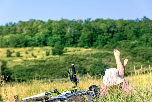 Vrouw fietsen platteland — Stockfoto