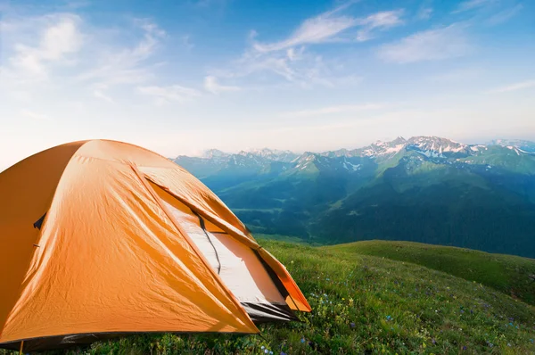 Camping en montañas —  Fotos de Stock